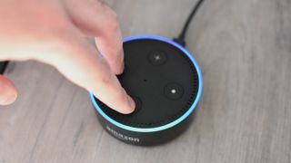 Echo Dot nasıl sıfırlanır: 2. Nesil modelde, Mikrofon Kapalı ve Sesi Kısma düğmelerini ışık turuncu olana kadar basılı tutun