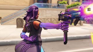 Overwatch 2 Sombra makineli tabancasını ateşliyor