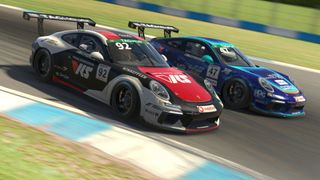 Gran Turismo 7 araba listesi: Gran Turismo 7'de bir pistte yarışan iki araba