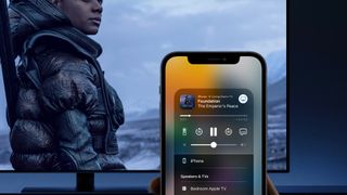 Arka planda bir TV ile bir telefonda Apple Airplay