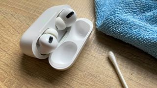 Apple Airpods Pro'yu temizlemek için gereken temizlik ekipmanının fotoğrafı