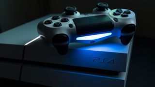 Loş ışıkta denetleyicili PS4 konsolu