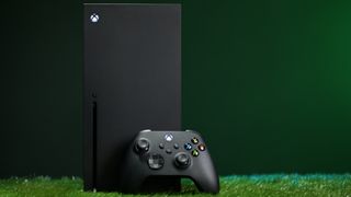 Xbox Series X ve Xbox kablosuz oyun kumandası yeşil bir arka plana ayarlandı