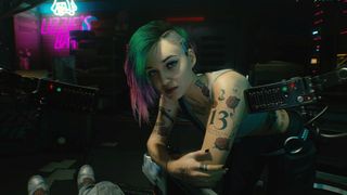 Cyberpunk 2077'den Jenny masaya yaslanmış