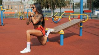 Bulgarca split squat yapan kadın