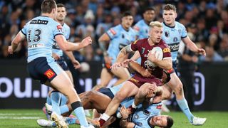 Queensland Maroons'tan Cameron Munster, State of Origin 2022'nin birinci maçında mücadele ediyor