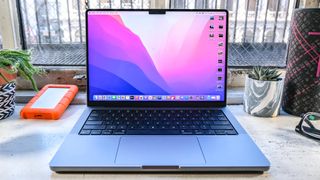 Mac'te etkin köşelerin nasıl kullanılacağına ilişkin bir makaleyi temsil eden MacBook Pro 2021 (14 inç)