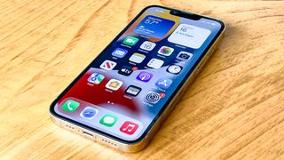 masanın üzerinde duran iphone 13 pro ekranı