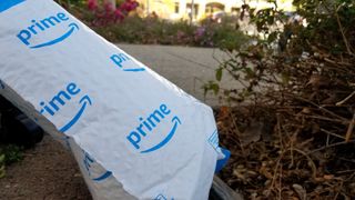 Açık havada bir ofis parkında Amazon Prime paketinin yakın çekimi