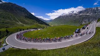 Devasa bir dağ virajının etrafındaki Tour de Suisse peleton