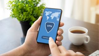 Ekranında VPN logosu olan bir akıllı telefonu tutan el