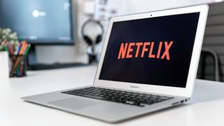 Ev ofis ortamındaki MacBook Air'de Netflix logosu