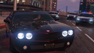 GTA 5 Hileleri - Bir kas arabası birden fazla polis arabası tarafından kovalanıyor