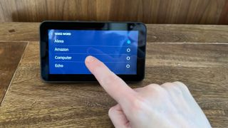Bir Amazon Echo Show 5'te Wake Word menüsüne erişme