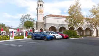 Bir Supercharger konumunda yan yana park etmiş üç Tesla elektrikli otomobil