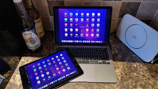 Mutfak tezgahının üzerindeki Macbook Air ve yanında iPad