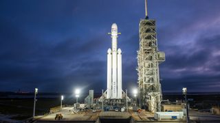 Falcon Heavy, NASA'nın Saturn V "ay roketi" gibi süper ağır bir kaldırıcıdır.  Kredi bilgileri: SpaceX