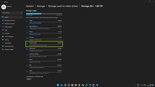 Geçici dosyaların vurgulandığı ikincil sürücüdeki Windows 11 Depolama menüsünün ekran görüntüsü