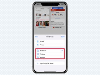 Kırmızı bir kutu, iOS 15'te Safari'de grup sekmeleri düğmesini vurgular