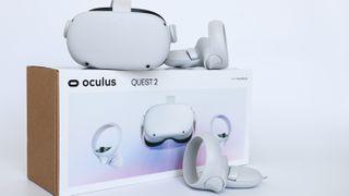 Oculus Quest 2 kulaklığı, kutusunun üstünde ve kontrol cihazlarının yanında duruyordu