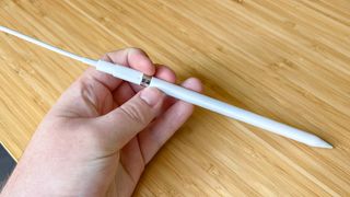 Bir Lightning kablosu ve bir adaptörle şarj olan birinci nesil Apple Pencil