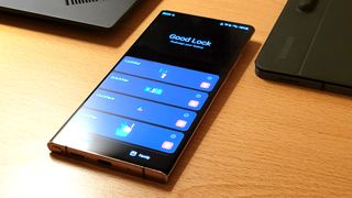 Masanın üzerinde Samsung'un Good Lock uygulamasını çalıştıran bir Samsung Note 20 Ultra'nın görüntüsü