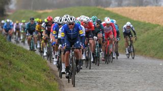 Omloop Het Nieuwsblad bisiklet yarışında bir grup sürücü