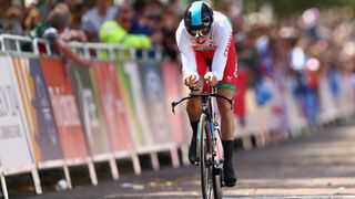 Galler'den Geraint Thomas, Commonwealth Oyunlarının sekizinci gününde Erkekler Bisiklet Yolu Zamana Karşı Yarışında bitiş çizgisini geçiyor