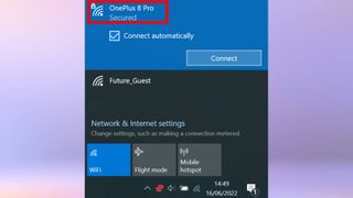 Windows dizüstü bilgisayardaki Wi-Fi menüsünün ekran görüntüsü.  Listenin en üstündeki ağ adı vurgulanır.