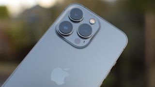 iPhone 13 Pro'nun bir fotoğrafı - iPhone'da bir videoya nasıl müzik ekleneceğine ilişkin bir makaleyi temsil ediyor