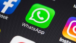 WhatsApp karanlık modunun nasıl kullanılacağını temsil eden bir görsel