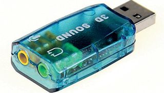 Ses jakı olan bir mikrofonunuz varsa, Raspberry Pi ile çalışmasını sağlamak için küçük bir USB ses kartı kullanabilirsiniz.