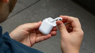 AirPod'lar şarj kutusundan çıkarılıyor