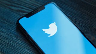 Twitter'da sizi kimin takip etmeyi bıraktığını nasıl göreceğinizi temsil eden bir iPhone'daki Twitter görüntüsü