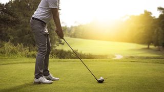 golf oynayan bir adamın fotoğrafı