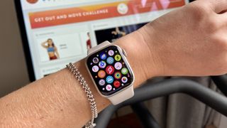 Apple Watch 7'deki Peloton uygulamasının bir fotoğrafı