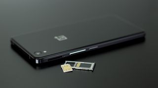 OnePlus telefonun yanında bir SIM kart