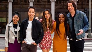 Soldan sağa: Jaidyn Triplett, Nathan Kress, Miranda Cosgrove, Laci Mosley ve Jerry Trainor - iCarly yeniden başlatmasının oyuncuları