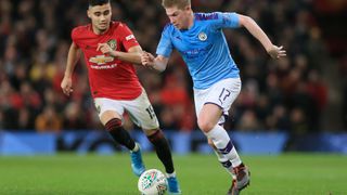 man city vs man united canlı yayın MANCHESTER, İNGİLTERE - 07 OCAK: Man City'den Kevin De Bruyne, 7 Ocak 2020'de Manchester'da Old Trafford'da Manchester United ile Manchester City arasındaki Carabao Kupası Yarı Final maçında Man Utd'den Andreas Pereira ile savaşıyor , İngiltere.