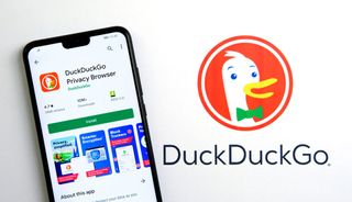 Bir akıllı telefondaki DuckDuckGo uygulama sayfası ve DuckDuckGo web sayfası.