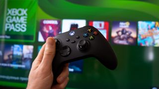 Bir Xbox kumandasının ve Xbox Game Pass'in resmi