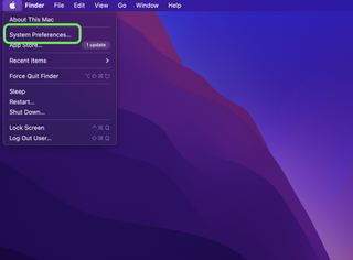 macOS masaüstü, Apple menüsü açık ve Sistem Tercihleri ​​seçeneği vurgulanmış