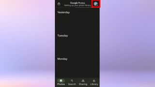 Bir Android telefondaki "Google Fotoğraflar" uygulamasının, sağ üst köşedeki kullanıcı simgesinin vurgulandığı bir ekran görüntüsü
