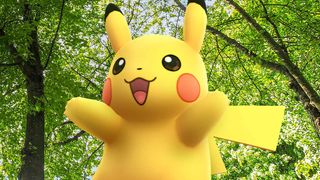 Pokemon Go'da dışarıda Pikachu