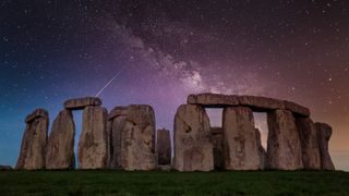 Stonehenge'in arkasında Samanyolu'nun bir fotoğrafı