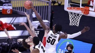 Purdue Boilermakers takımından Trevion Williams #50, Duane Washington'ın şutunu bloke ediyor