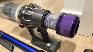 Filtre, Dyson V11 kablosuz elektrikli süpürgeden çıkarılıyor