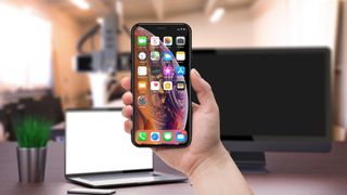 iPhone'da tam bir sayfanın ekran görüntüsünün nasıl alınacağına ilişkin bir makaleyi temsil eden, kaldırılan bir iPhone