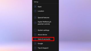 Android telefondaki ayarlar uygulamasının ekran görüntüsü.  "Kullanıcılar ve hesaplar" seçeneği vurgulanır