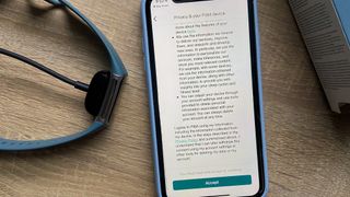 fitbit şarj 5 kurulum işleminin bir fotoğrafı